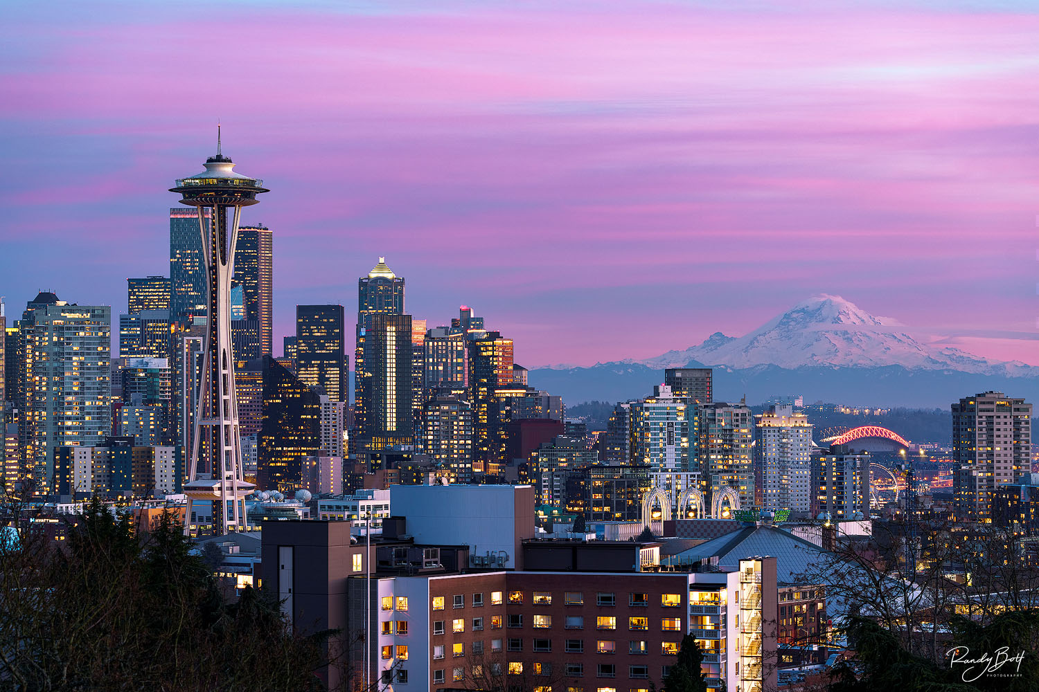 sunset from Kerry Park with the space needle and mount rainier